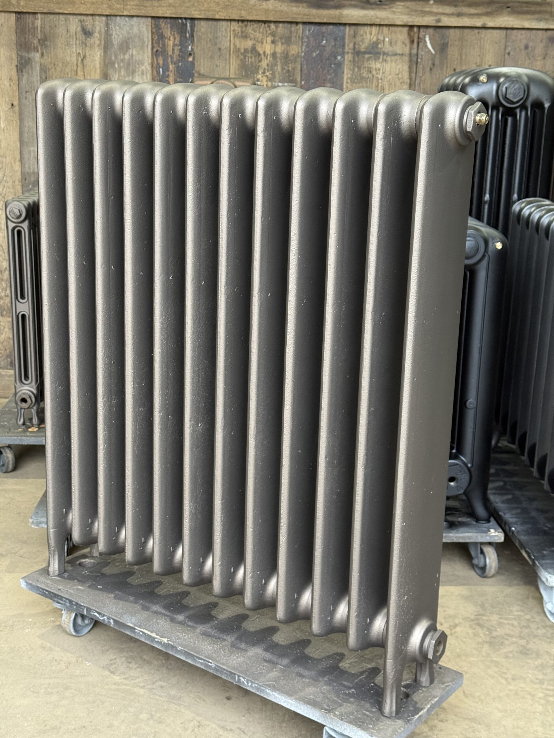 925mm High x 792mm Long Crane School Cast Iron Radiator in Gunmetal Bronze - Image 4